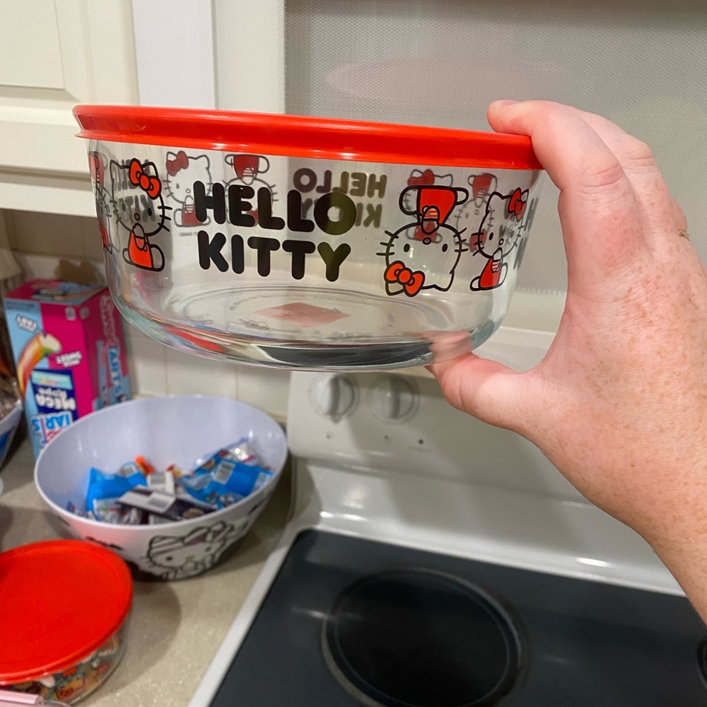 PLEASE READ Hello Kitty Pyrex Bowl